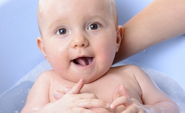 A hora do banho do bebê deve ser um momento relaxante (Foto: Reprodução/Instagram)
