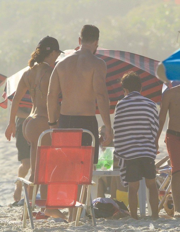 Juliana Paes vai a praia coim marido e filhos (Foto: Dilson Silva e Fabricio Pioyani)