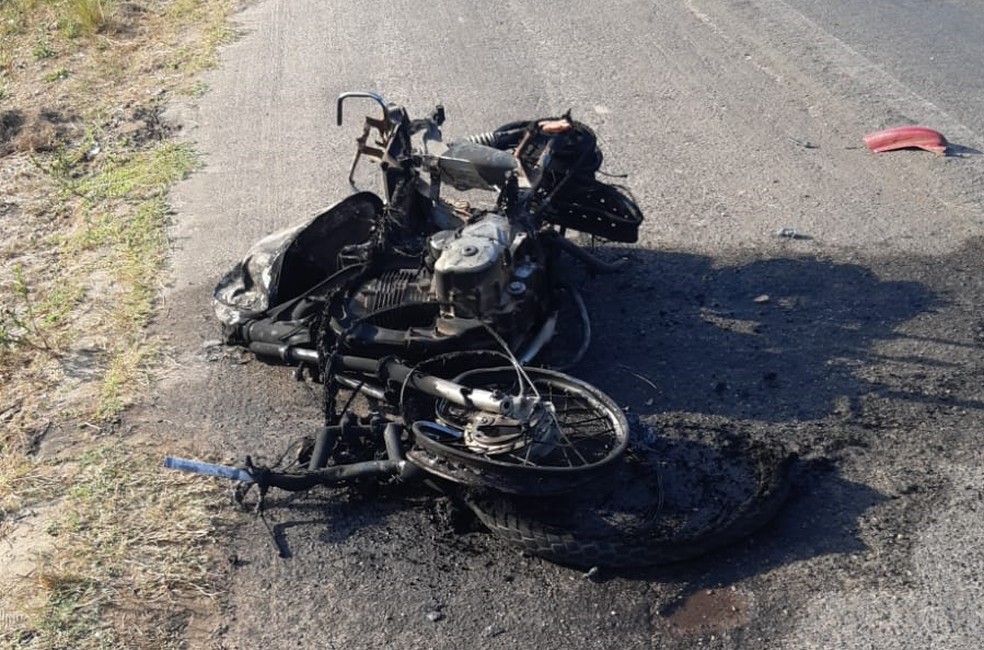 Moto do idoso ficou destruída após a colisão — Foto: Divulgação/PRF