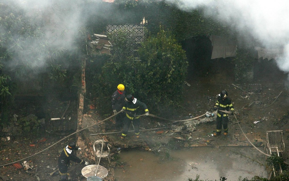 Bombeiros no local do acidente com a aeronave de Eduardo Campos, em Santos â€” Foto: Guilherme DionÃ­zio/EstadÃ£o ConteÃºdo