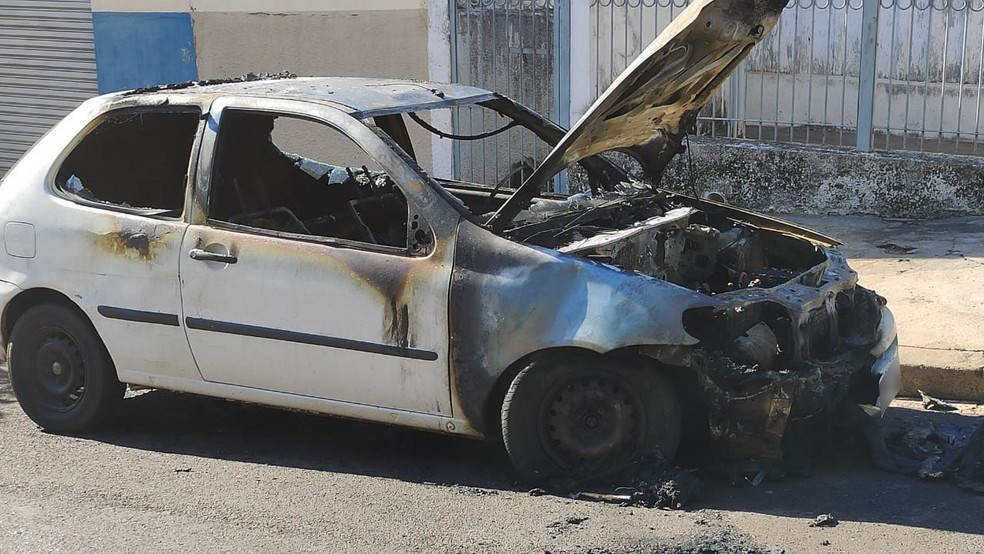 Carro pegou fogo na Rua Tenente Nicolau Maffei, em Presidente Prudente — Foto: David de Tarso/TV Fronteira