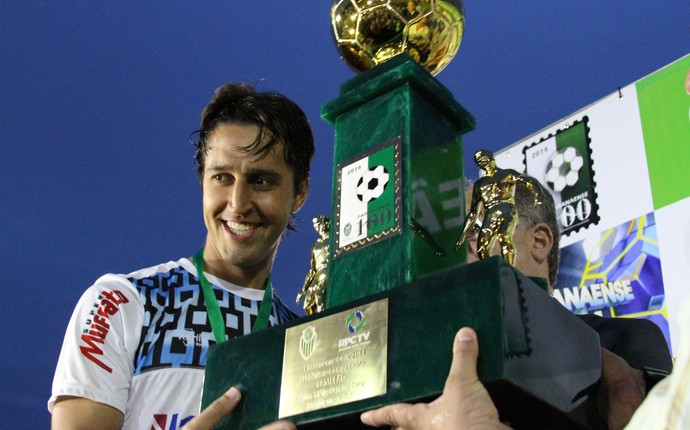 Dirceu levanta a taça de campeão para o Londrina (Foto: Julia Abdul-Hak)