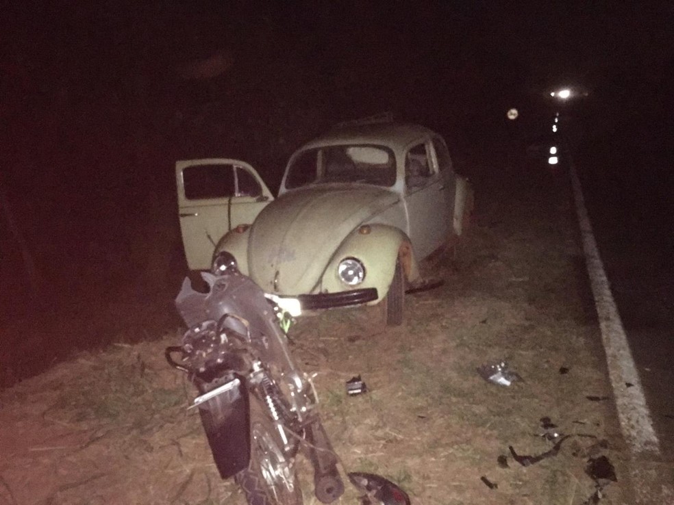 Carro ainda rodou na pista e atingiu outro veículo que estava no acostamento em Pederneiras — Foto: Jornal Noticiantes/Divulgação