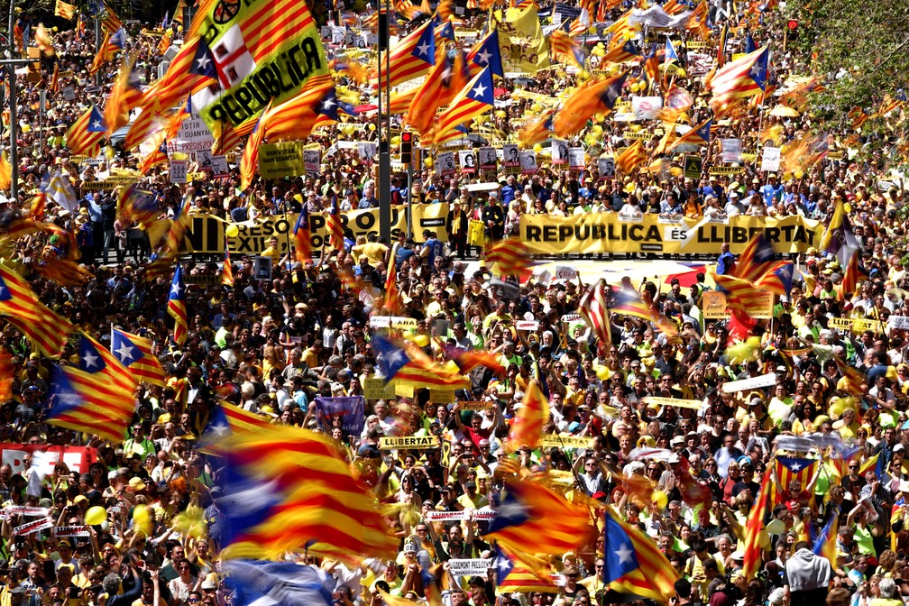 Manifestantes apoiam separatistas em Barcelona, em 15 de abril de 2018 (Foto: Albert Gea/Reuters)