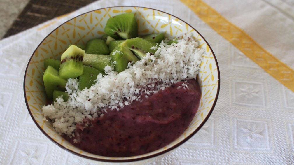 Creme de frutas vermelhas com kiwi e coco feito pela nutricionista Aline Barreiros — Foto: Mariane Rossi/G1