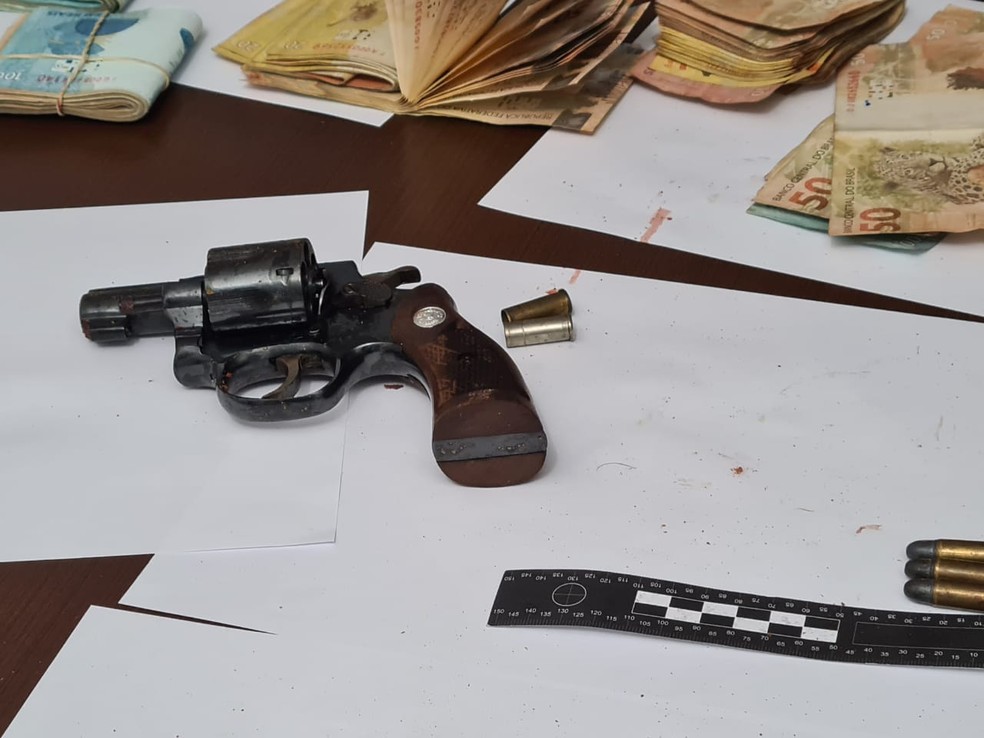 Pol&iacute;cia apreendeu arma e dinheiro com procurado pela Justi&ccedil;a em Tup&atilde; &mdash; Foto: Jo&atilde;o Trentini/Divulga&ccedil;&atilde;o