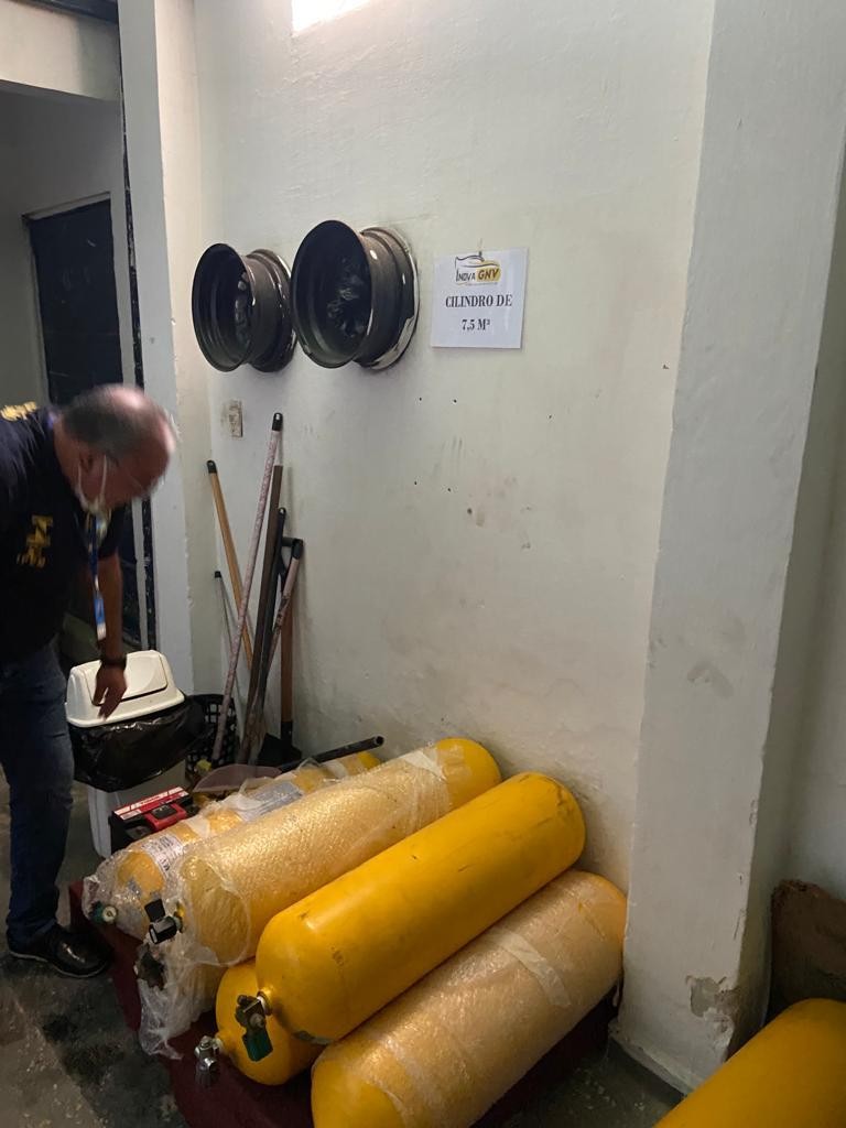 Polícia flagra seis estabelecimentos vendendo gás natural para carros de forma irregular e autua 19 pessoas 