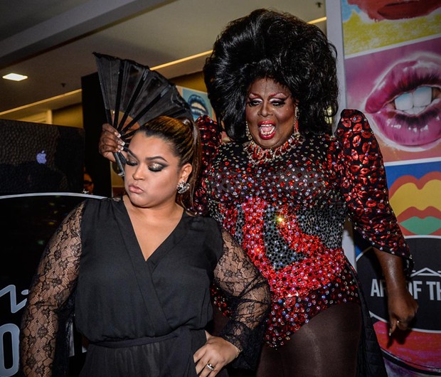 Preta Gil dá selinho em drag queen durante inauguração em SP - Quem ...