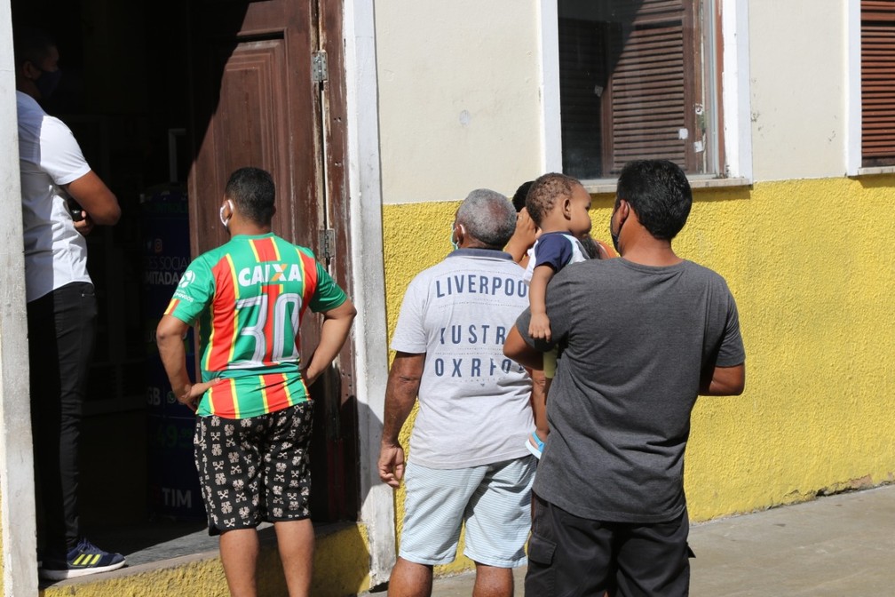 Fila nesta segunda-feira (25) para entrar em uma loja na Rua Grande não obedece o distanciamento social — Foto: Adriano Soares/Grupo Mirante