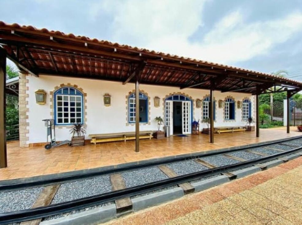Réplica da estação de trem de Ouro Preto é o receptivo da pousada — Foto: Pousada Ouro Preto Bonito