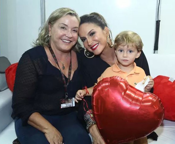 Claudia Leitte com a mãe, Ilna, e o caçula, Rafael (Foto: Raphael Dias / Gshow)