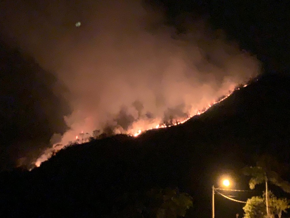 Incêndio em área de mata, na serra de São Pedro — Foto: Arquivo pessoal