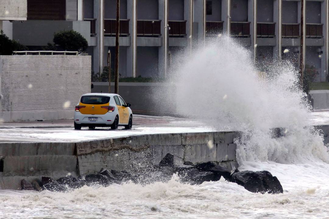 Ondas quebram sobre o passeio marítimo durante a passagem de um ciclone subtropical em Punta del Este, Uruguai