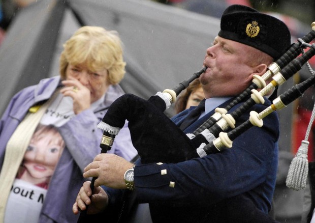 Piper Alistair Gillies plays a lament for missing toddler Madeleine McCann, with Eileen McCann Madeleine's grandmother behind, at the World Pipe Band Championships in Glasgow.   (Photo by Danny Lawson - PA Images/PA Images via Getty Images) (Foto: PA Images via Getty Images)