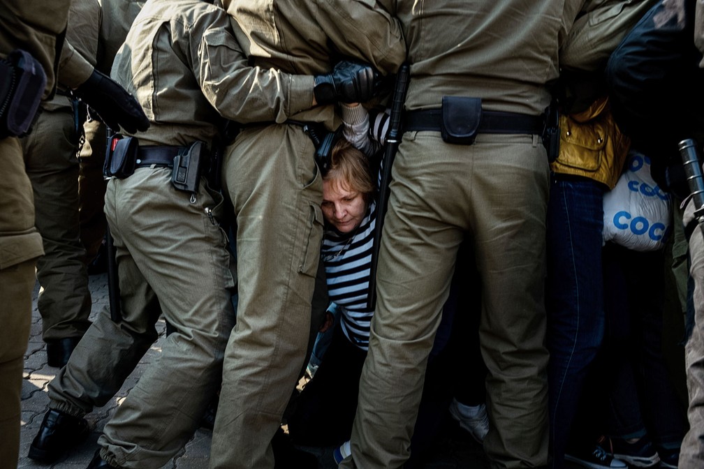 Policiais bloqueiam e detêm manifestantes da oposição em Minsk, Belarus, em setembro de 2020 — Foto: Misha Friedman/AP 