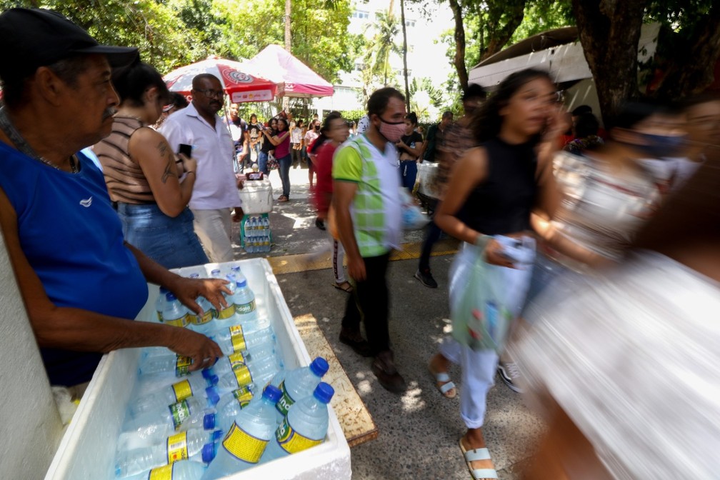 Vendedor de água mineral na frente de prédio do Enem, no Recife — Foto: Marlon Costa/Pernambuco Press