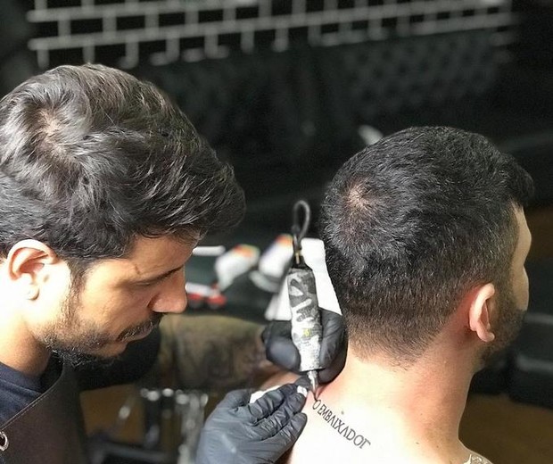 Gusttavo Lima faz tatuagem (Foto: Reprodução/Instagram)