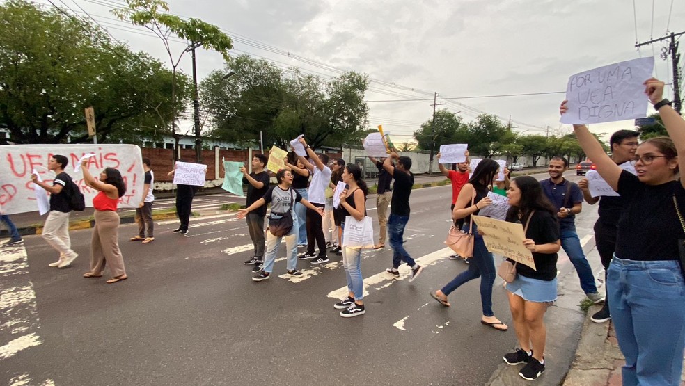Trecho da avenida Djalma Batista foi interditada durante a manifestação de alunos da UEA.  — Foto: Patrick Marques, g1 AM
