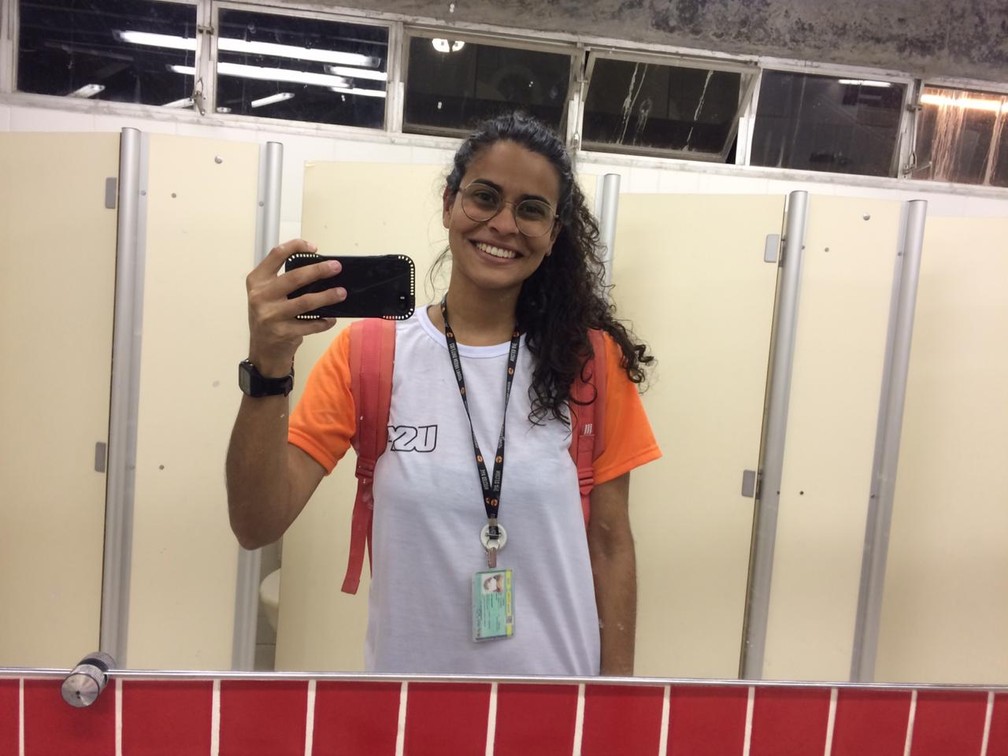 Estudante Juliane Almeida tira foto no banheiro da Faculdade de Medicina da USP em seu primeiro dia de aula — Foto: Arquivo pessoal