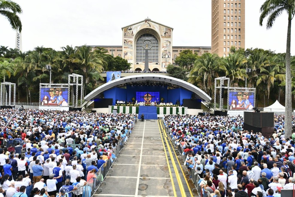 Terço dos Homens reúne milhares de fiéis para missa no Santuário neste sábado. — Foto: Thiago Leon