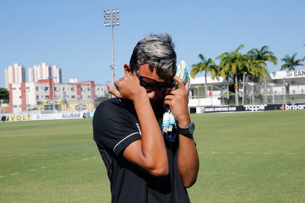 Rian da Silva chora ao receber as luvas de Diogo Silva — Foto: Kid Júnior/SVM