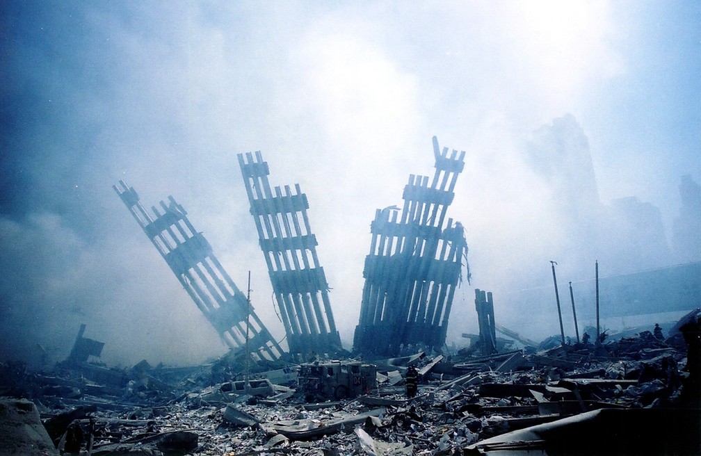 Restos da estrutura do World Trade Center são vistos em meio aos destroços após as duas torres virem abaixo no 11 de Setembro — Foto: Alexandre Fuchs/AFP/Arquivo