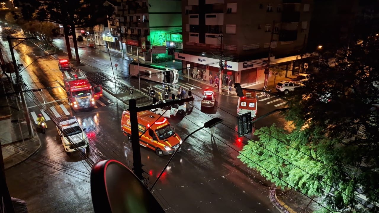 Ônibus tomba ao ser atingido por carro em acidente que deixou nove pessoas feridas no RS; VÍDEO