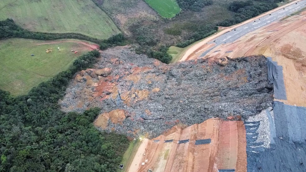 Retroescavadeira caiu em aterro sanitário de Fazenda Rio Grande e operador foi soterrado — Foto: Defesa Civil de Fazenda Rio Grande