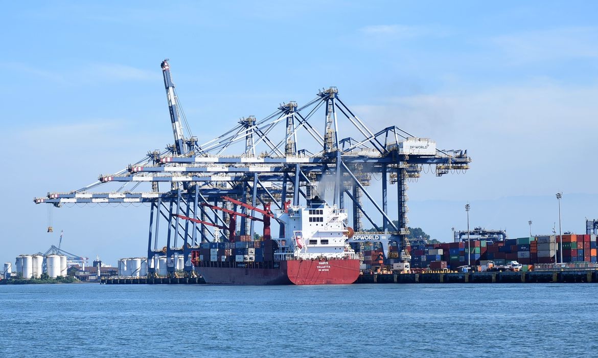 Maior complexo portuário da América Latina, o Porto de Santos é o principal ponto de escoamento de produtos por via marítima do país  (Foto: Ricardo Botelho/Minfra)