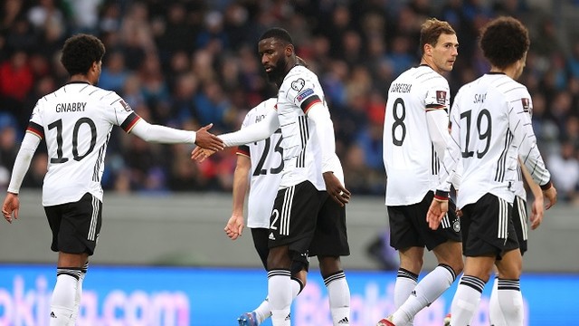 Gnabry e Rüdiger comemoram gol na goleada da Alemanha sobre a Islândia