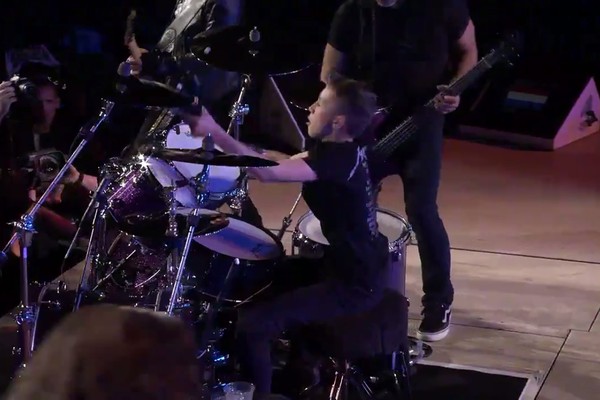 O jovem Evan Adamson no show do Metallica em Amsterdã (Foto: Twitter)