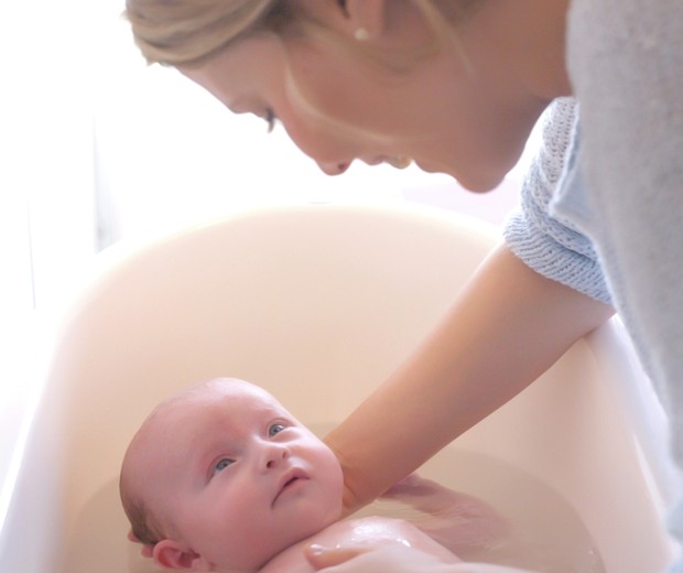 A hora do banho ajuda o bebê a relaxar (Foto: Thinkstock)