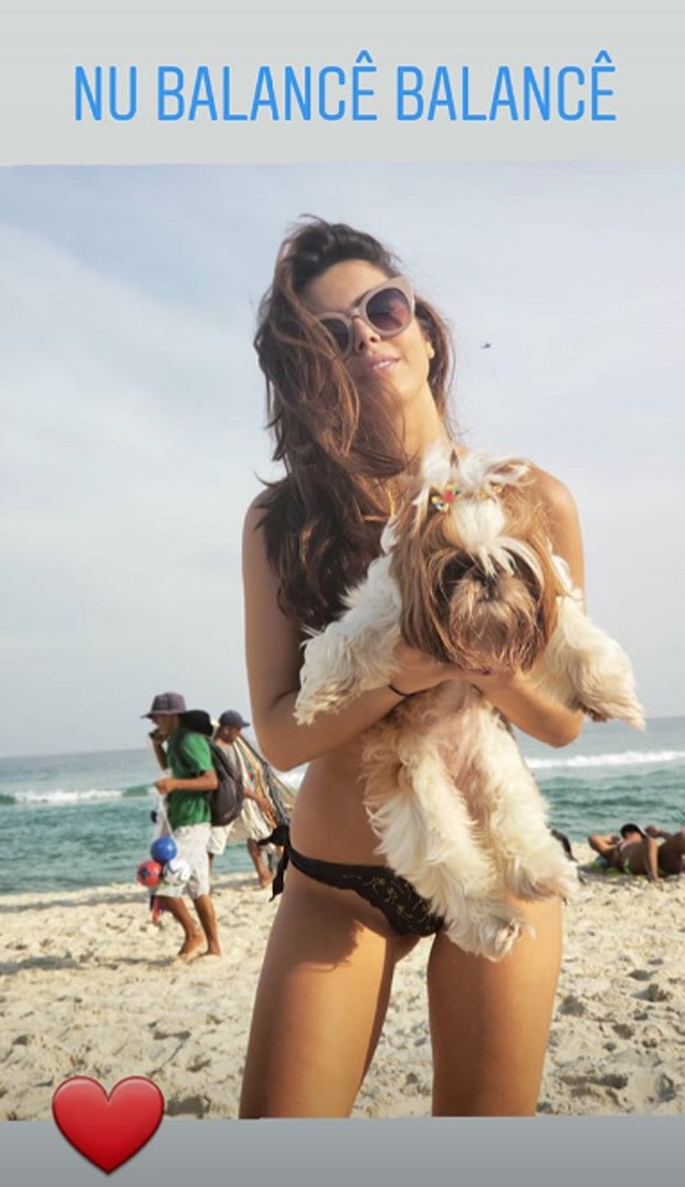 Giovanna Lancellotti com sua cachorrinha (Foto: Reprodução Instagram)