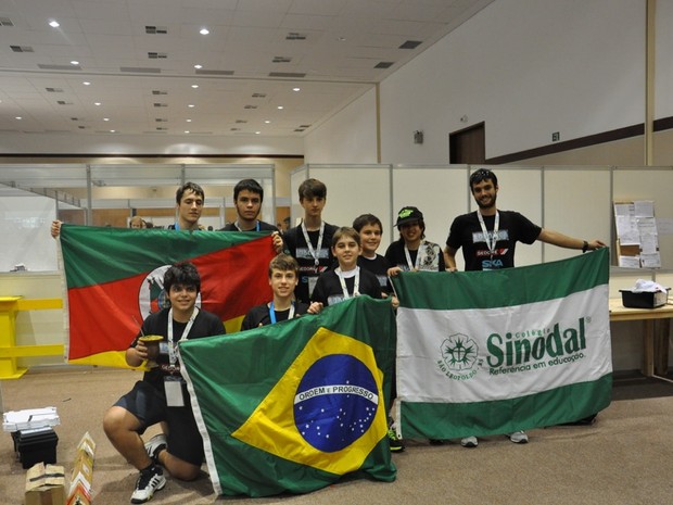 Alunos do Colégio Sinodal garantiram boa colocação em competição de robótica (Foto: Elaine Ferronatto/Arquivo Pessoal)