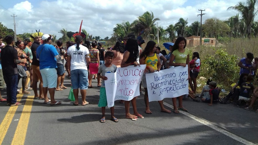 Manifestantes pedem o reconhecimento de que as terras pertecem aos índigenas. (Foto: Divulgação/PRF)