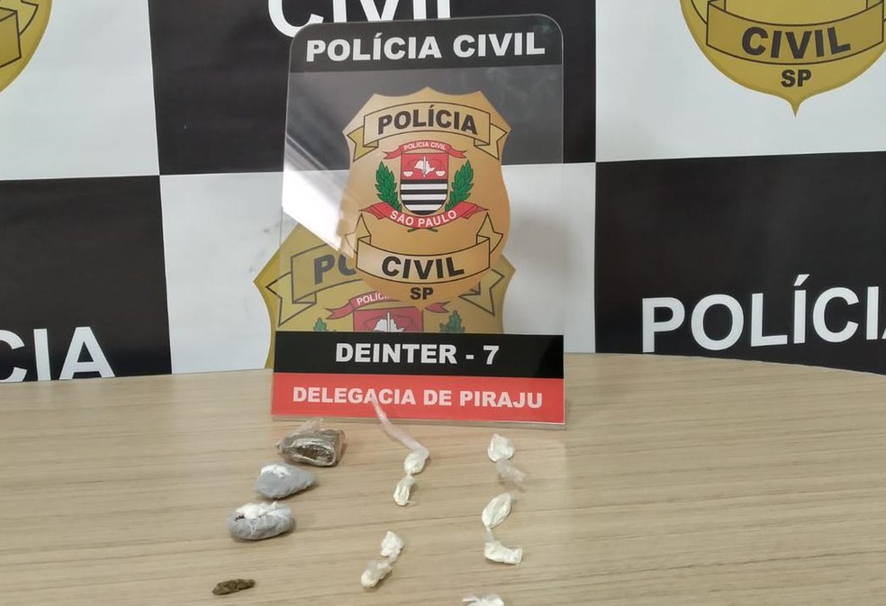 Jovem foi preso com porções de drogas em Piraju — Foto: Polícia Civil/Divulgação