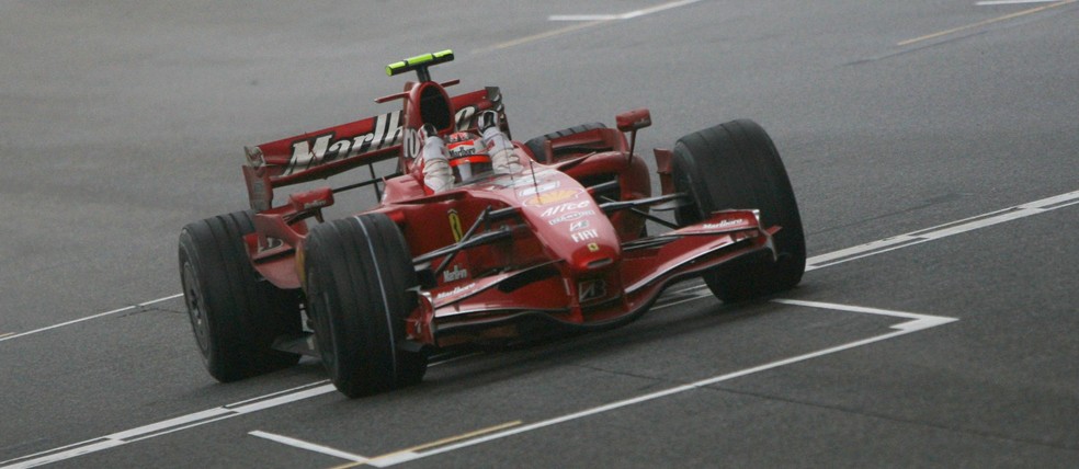 Em 2007, o vermelho da Ferrari era mais escuro e Raikkonen foi campeão (Foto: Divulgação)