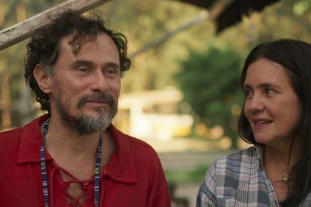 Enrique Diaz e Adriana Esteves em cena de Amor de Mãe (Foto: Reprodução/TV Globo)