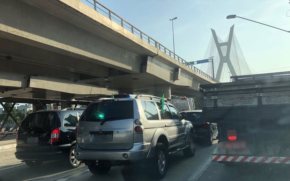 Carro tem bandeira presa ao vidro na Zona Sul de São Paulo (Foto: Kleber Tomaz/G1)