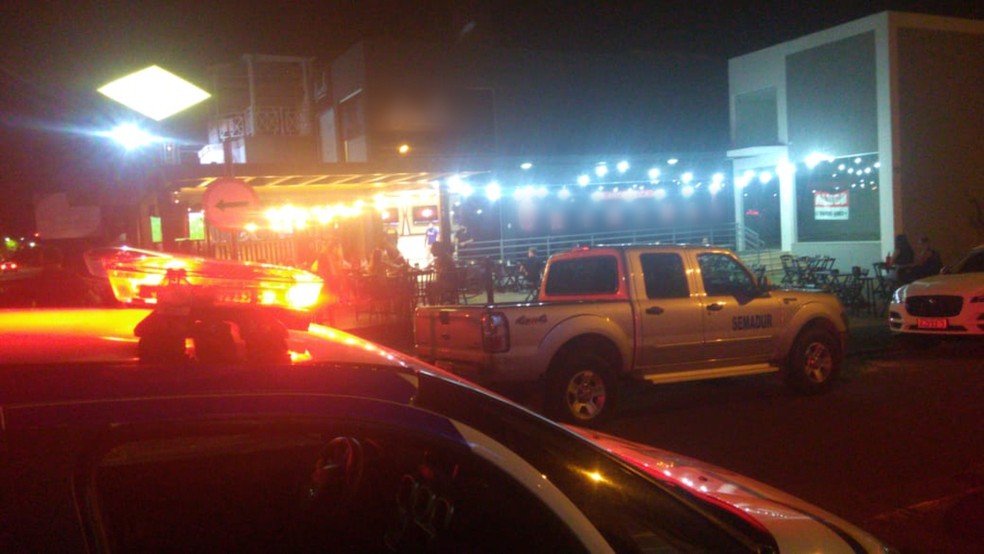 Fiscalização da Semadur no bar — Foto: Redes sociais