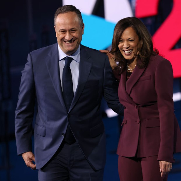 WILMINGTON, DELAWARE - AUGUST 19:  Democratic vice presidential nominee U.S. Sen. Kamala Harris (D-CA) and her husband Douglas Emhoff appear on stage after Harris delivered her acceptance speech on the third night of the Democratic National Convention fro (Foto: Getty Images)