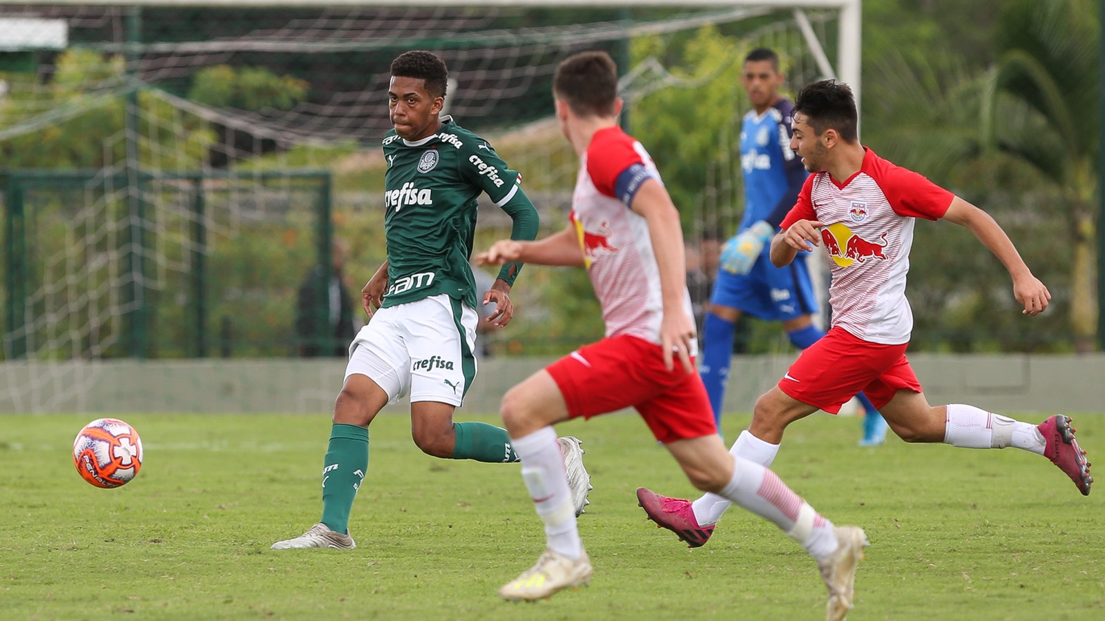 Filho de Narciso, ex-Santos, zagueiro do sub-17 do Palmeiras tenta seguir passos do pai no rival