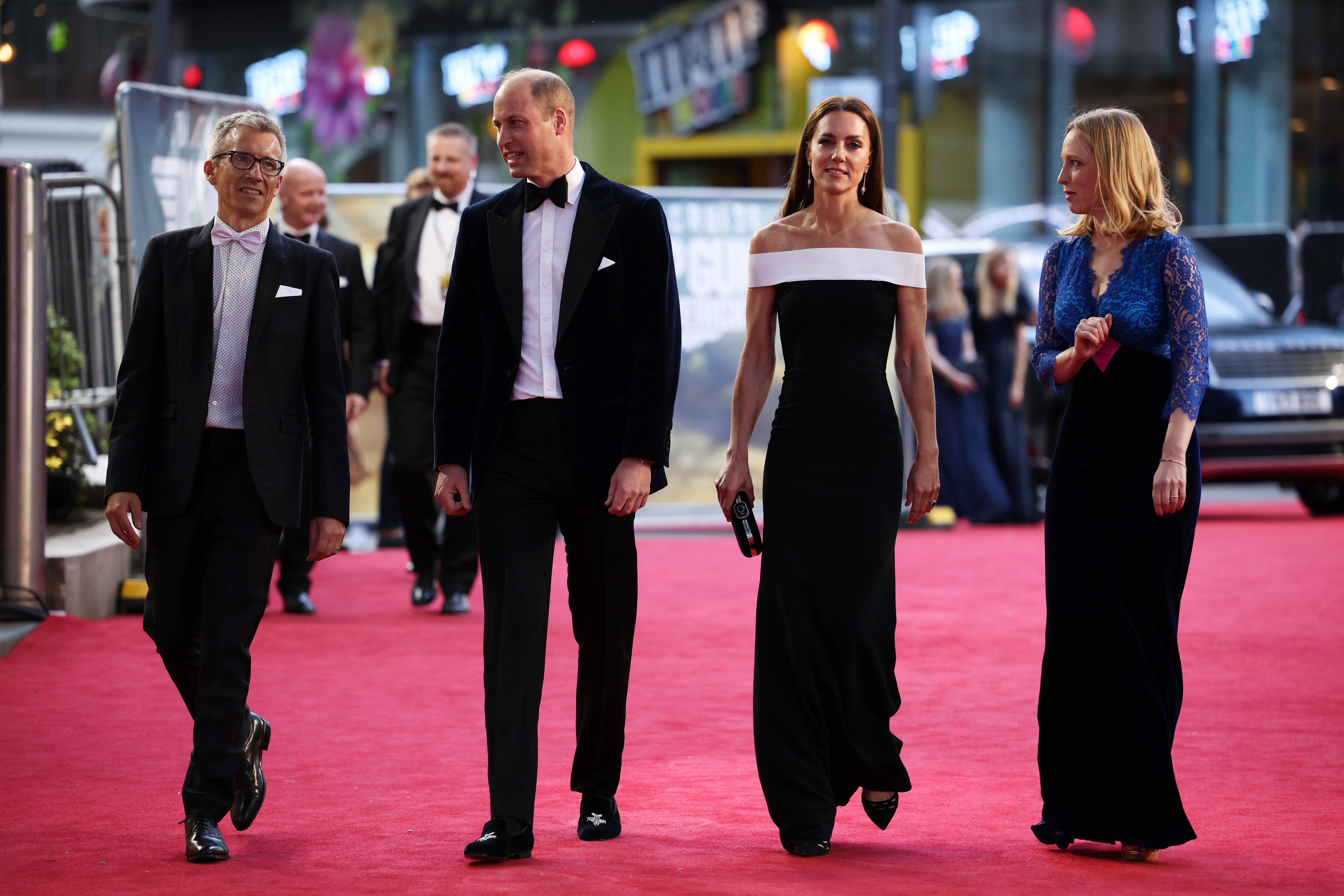 LONDON, ENGLAND - MAY 19: Prince William, Duke of Cambridge and Catherine, Duchess of Cambridge (C) arrive with Cameron Saunders (L) and Alex Pumfrey (R) of the Film and TV Charity for the "Top Gun: Maverick" Royal Film Performance at Leicester Square on  (Foto: Getty Images)