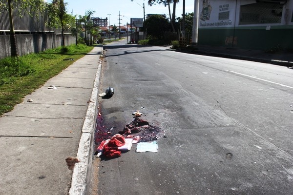 Destroços de veículo e marca de sangue na pista mostram a violência do acidente (Foto: Carlos Eduardo Matos/G1 AM)