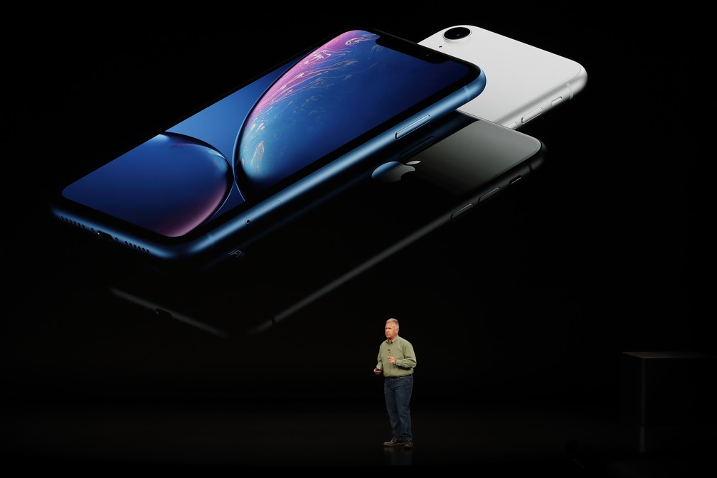 iPhone XR Ã© uma versÃ£o baixo custo do novo modelo. Feito de alumÃ­nio e tela LCD mais resistente, terÃ¡ opÃ§Ãµes de cores branca, azul, preta, amarela e vermelha. â€” Foto: Stephen Lam/Reuters