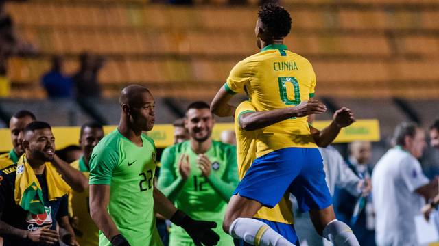 Matheus Cunha comemora gol em amistoso contra o Chile