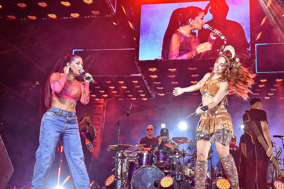 Anitta com Priscila Sena &mdash; Foto: Felipe Souto Maior/Agnews