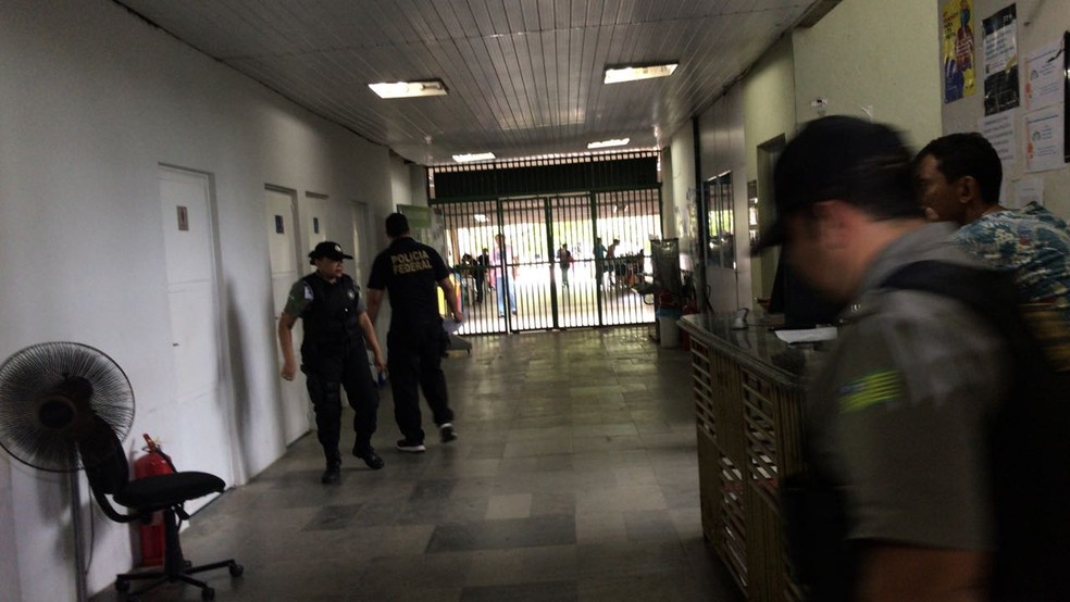 Policiais cumprem mandados na Seduc, em Teresina.  — Foto: Felipe Pereira/TV Clube