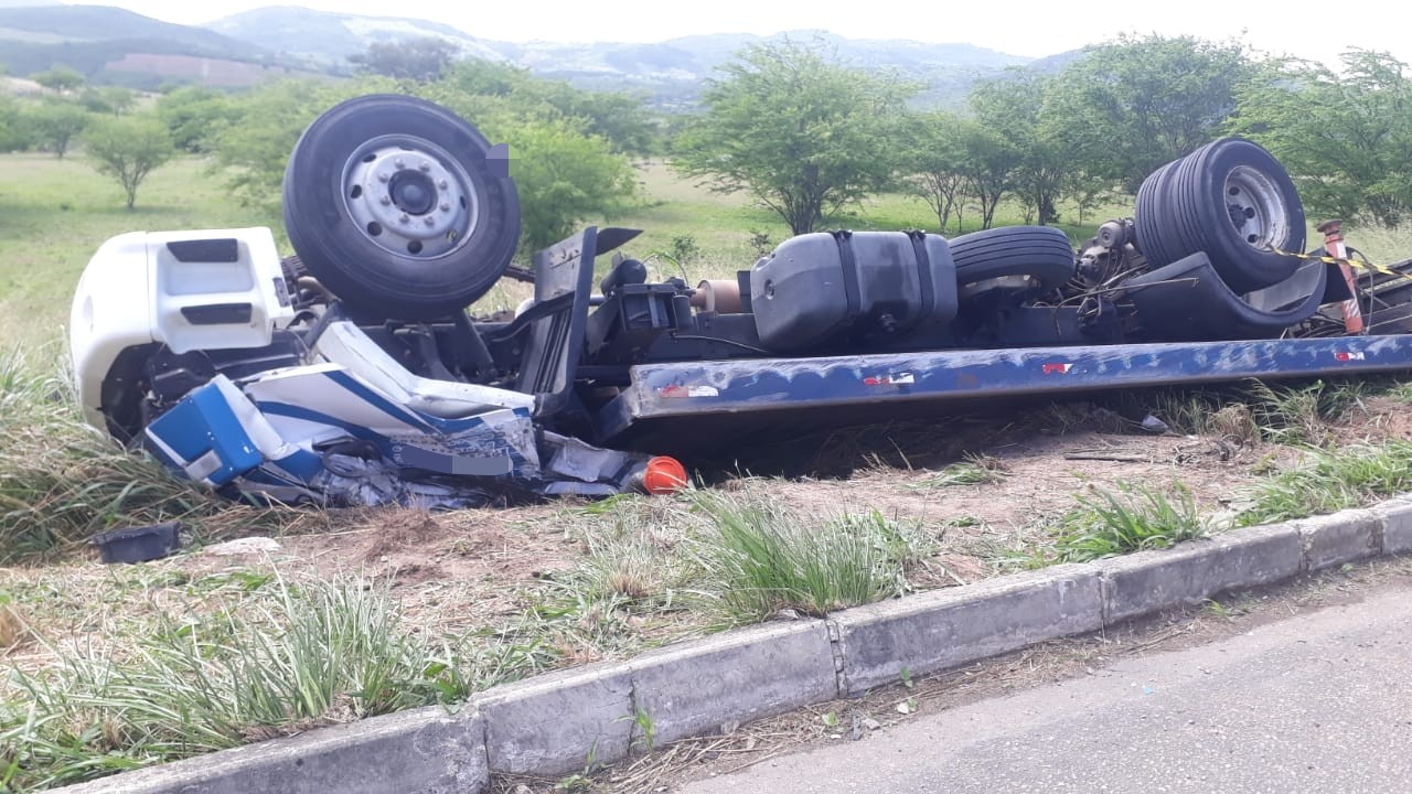 Motorista morre após perder controle de caminhão e veículo tombar na BR-232, em Bezerros