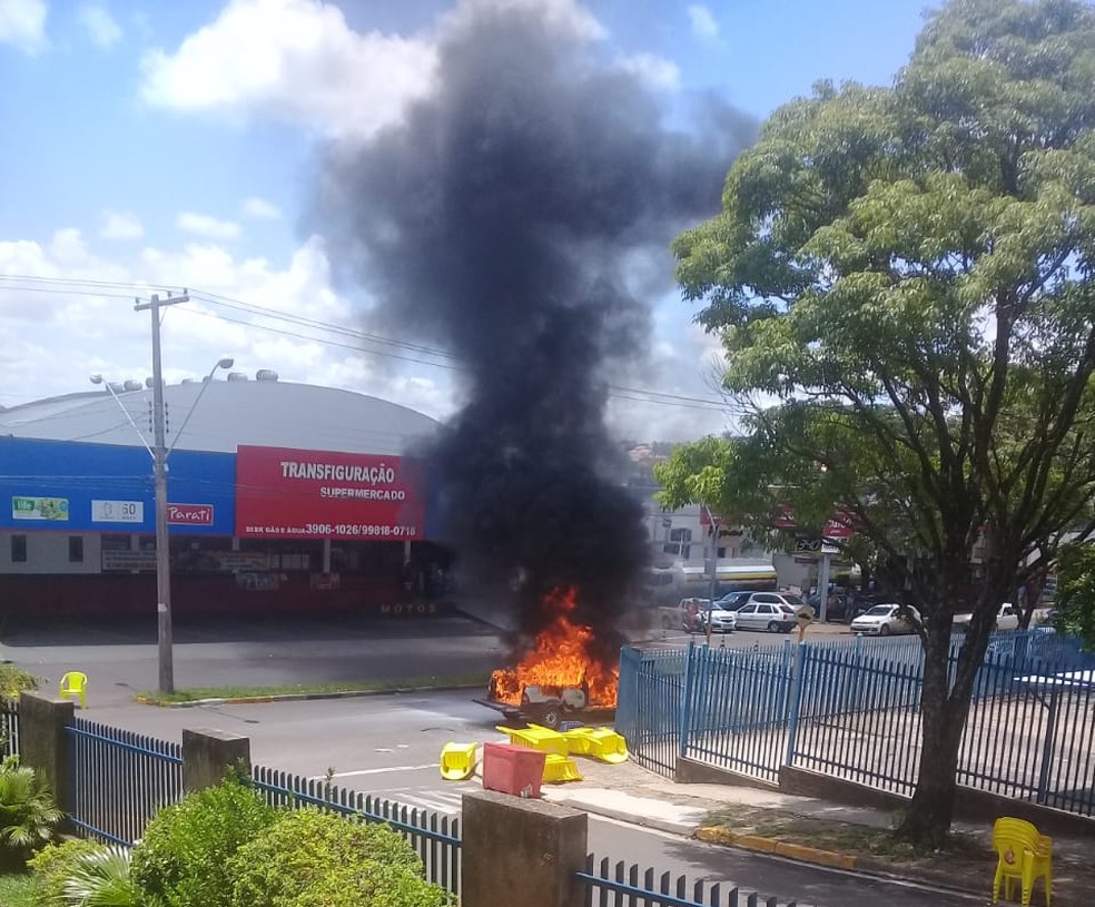 Incêndio destruiu veículo em Presidente Prudente — Foto: Claudia Neves de Matos